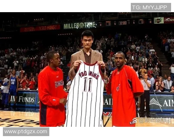 范甘迪对姚明的高度评价与深厚友谊展现了篮球的无国界精神 范甘迪对姚明的高度评价与深厚友谊展现了篮球的无国界精神